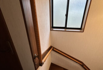 施工後の階段手すりのお写真です。<br />
マツ六の室内用手すりを設置させていただきました。