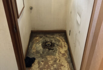 施工途中の様子です。既存のトイレ等を外し、床材を剥がしたところです。
