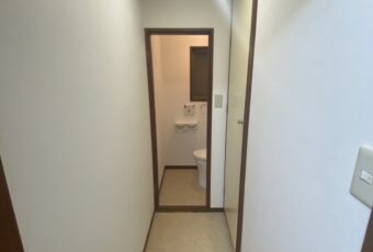 施工後の一階トイレ前の廊下です。