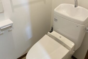 施工後のトイレです。トイレ全体が白く明るくなりました！<br />
・TOTO　ピュアレストQR　リモデルタイプ		
