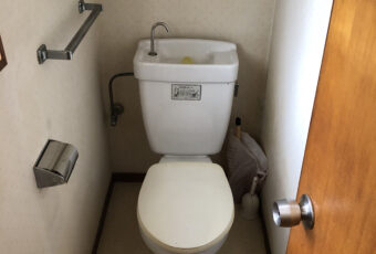 施工前のトイレです。<br />
古くなってきたのでトイレ交換がしたいとのご要望でした