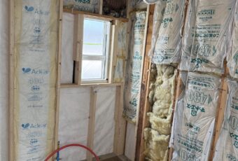 増築工事中の様子。<br />
断熱材をしっかりと入れて浴室の保温性を向上させています。