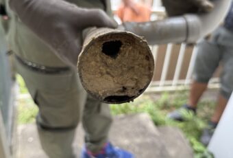 ※閲覧注意　汚物の画像を含みます。<br />
<br />
キッチンの排水の流れが悪いというお悩みがありました。<br />
キッチンを撤去し、排水管を確認したところ油汚れが管を埋め尽くしていました。