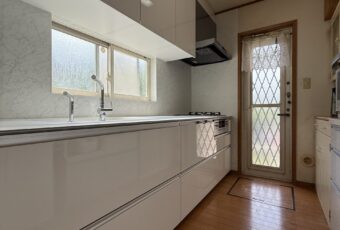 使用商材：TOTO システムキッチン ザ・クラッソ<br />
排水管もすっかりキレイになり、快適なキッチンが完成しました。