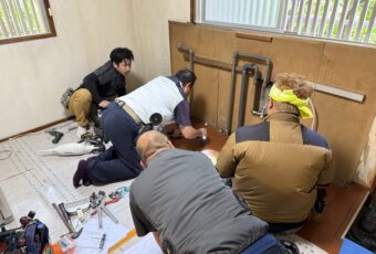 既存のキッチンを撤去したところ、配管が通常とは違い壁を通っていることを確認。