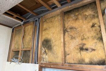 上部の壁内部の断熱材の劣化を確認。