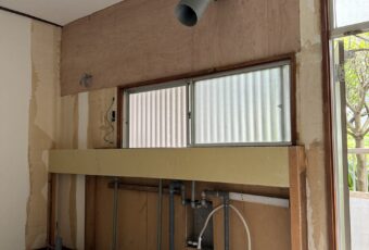 上部壁、下部の配管を覆う壁を設えたところ。