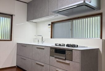 使用商材：TOTO システムキッチン ザ・クラッソ<br />
<br />
配管の壁もきれいに仕上げることができました。